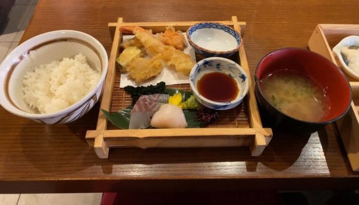 大和市中央林間「EN別邸」ランチセットの主菜と味噌汁ごはん