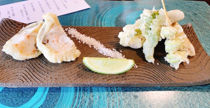 大和市中央林間「日本料理雅」左から、椎茸と海老真薯（しんじょ）の二身揚げ、そら豆・ふきのとうの天ぷら