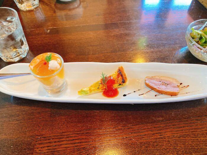 大和市中央林間「DINING est.」前菜。左から、海老のジュレ、コーンやにんじん入りキッシュ、合鴨のハム1