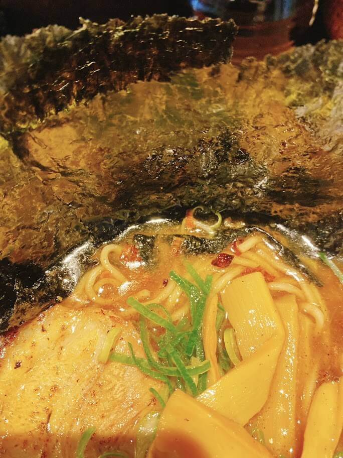 大和市鶴間「麺やいかり」魚介醤油らぁめん海苔とスープ