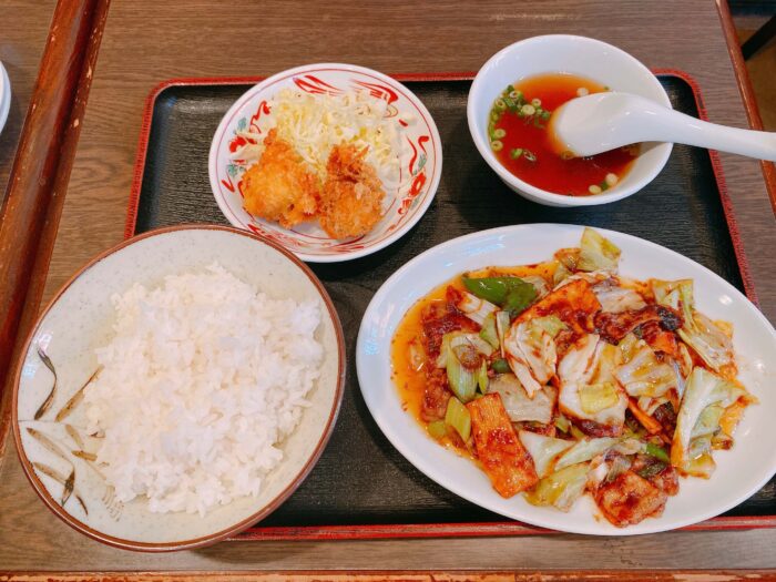 大和市下鶴間「宝永飯店」肉とキャベツの辛みそ炒めとホタテフライセット