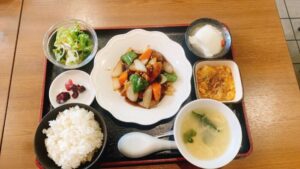 大和市つきみ野「中華キッチン彩々」酢豚(黒酢)アイキャッチ