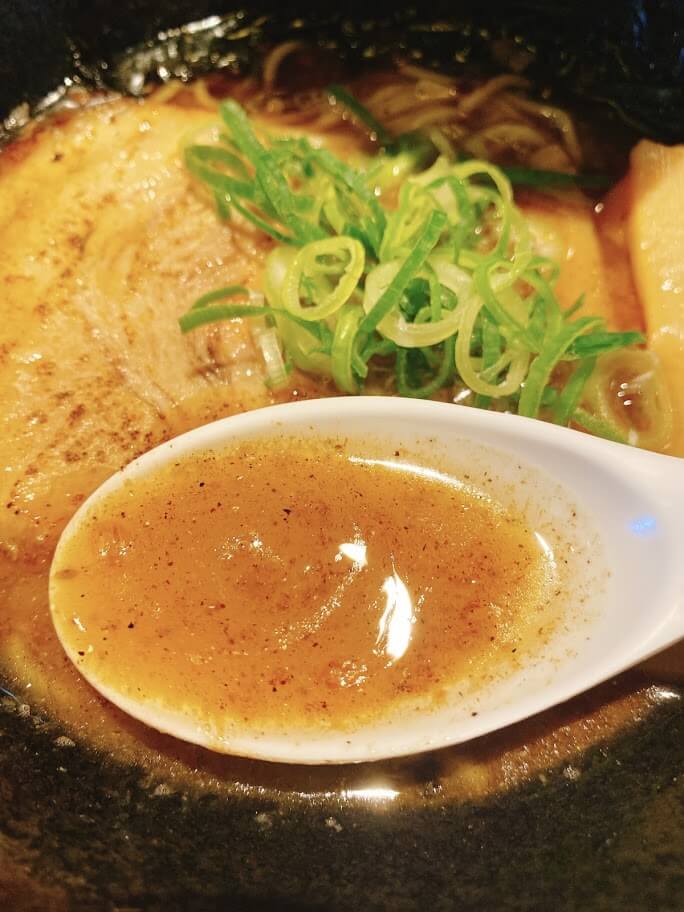大和市鶴間「麺やいかり」魚介醤油らぁめんスープアップ