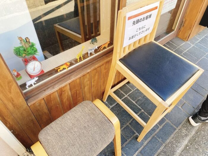 大和市南林間駅「焼あご煮干しラーメンとびうお」入り口横の椅子