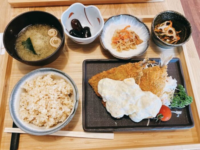 大和市中央「玄米ごはんや橙」アジフライ定食
