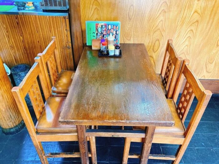 大和市鶴間「そば処おおむら」店内4人掛けテーブル席