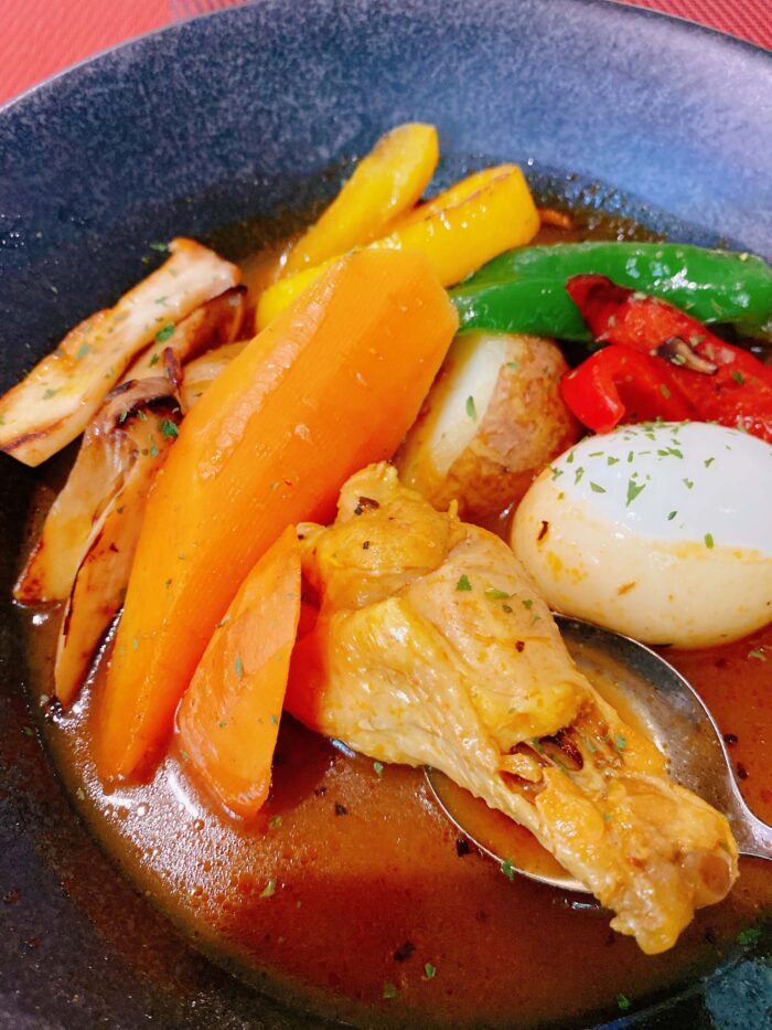 大和市鶴間「トトモズキッチン」海老だし薫るスープカレー野菜ズームアップ