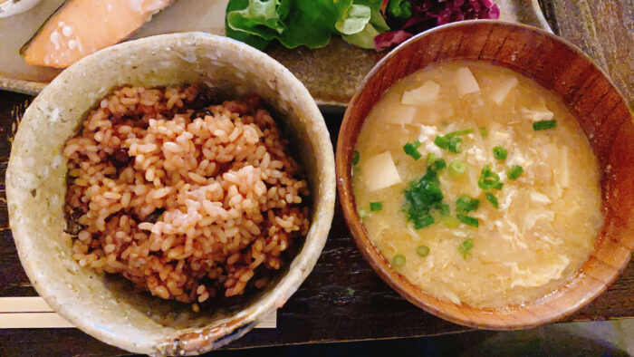 大和市大和南「おでんバル楽」発酵玄米と味噌汁