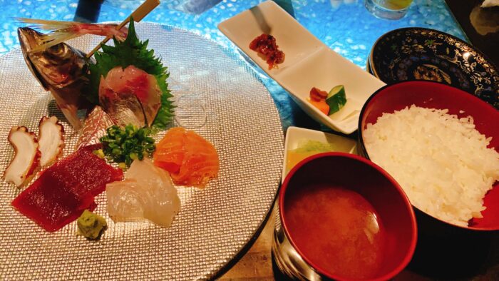 大和市南林間「居酒屋ぐろっと」刺身定食アジ、サーモン、たい、まぐろ、横須賀市佐島の地だこや味噌汁など