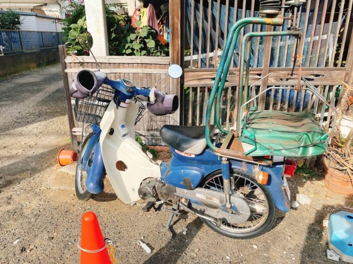 大和市鶴間「そば処おおむら」配達用バイクとおかもち