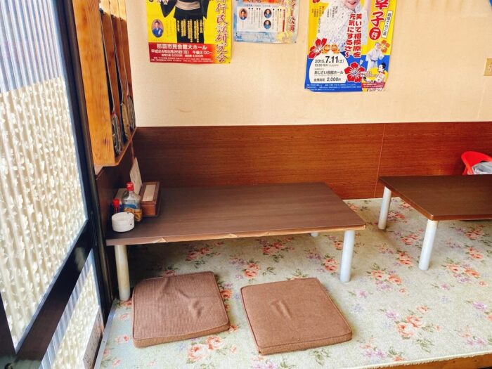 大和市南林間「沖縄料理島小」店内小上がりのテーブル席