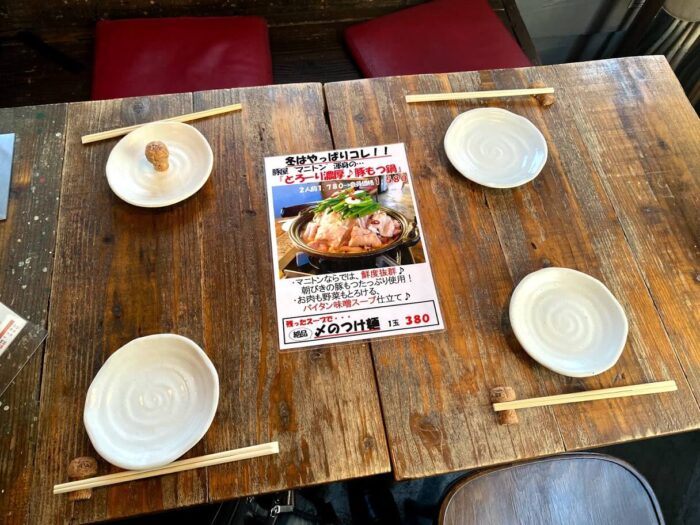 大和市中央林間「豚焼&湘南畑マニトン」店内４人掛けテーブル席２