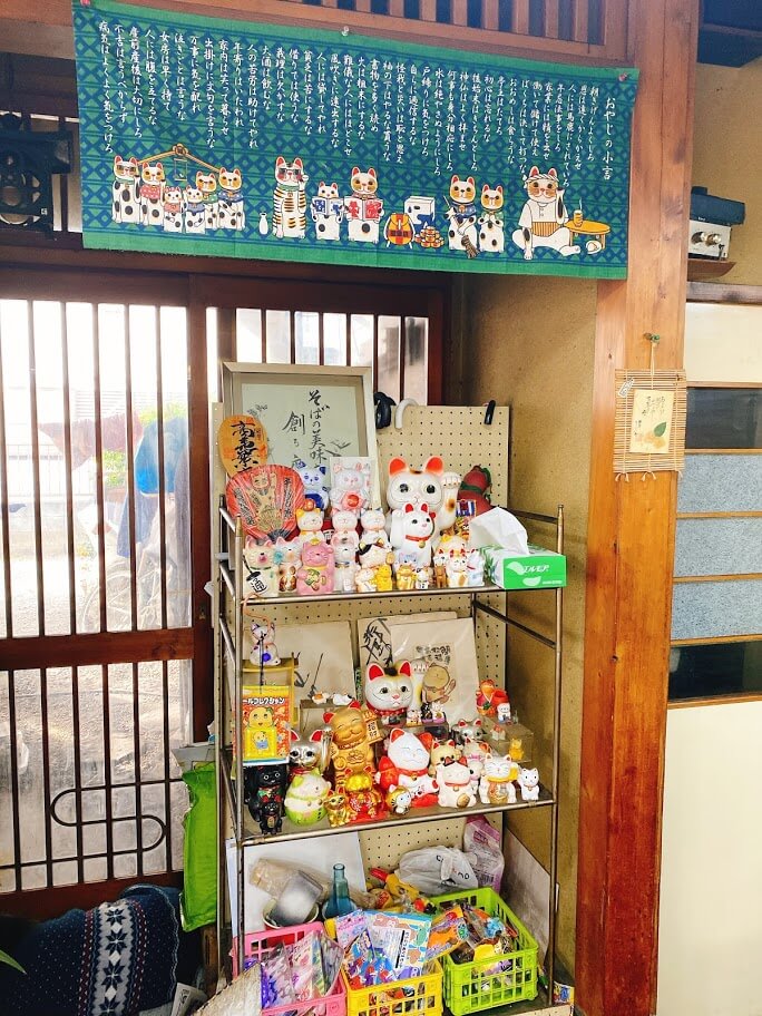 大和市鶴間「そば処おおむら」店内の招き猫いっぱいコーナー
