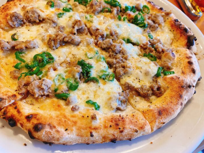 大和市南林間「オステリア イル バンコーネ ダ マッシモ」ソーセージ肉とししとう、燻製チーズのピッツァアップ