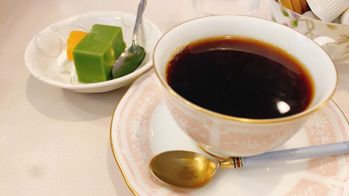 大和市西鶴間「カフェビオレッテ」ホットコーヒーと抹茶のムース