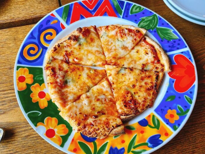 大和市林間「南イタリア家庭料理ポルコロッソ」ピザ２