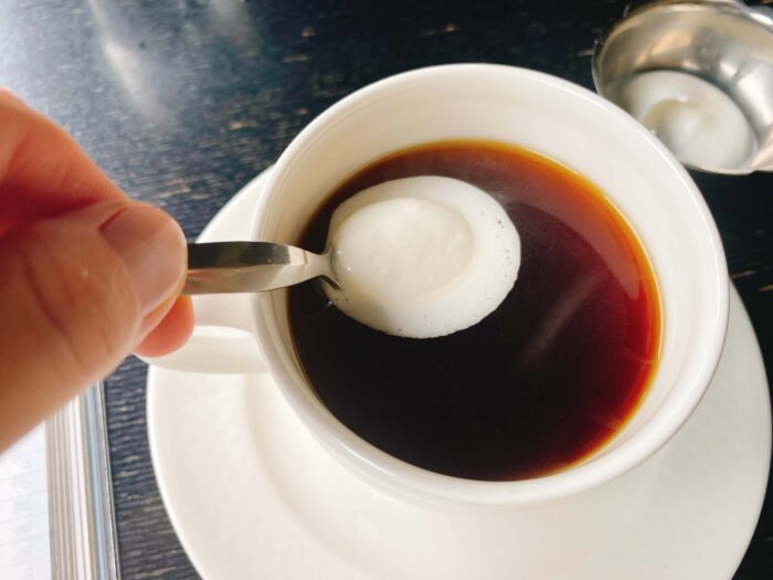 大和市中央「茶居珈」コーヒーにクリームを溶かした瞬間