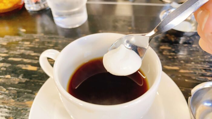 大和市中央「茶居珈」コーヒーにクリームを入れるところ