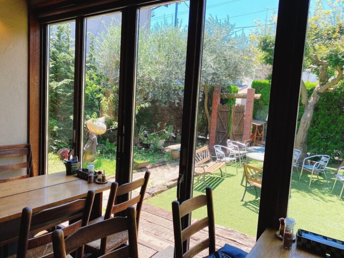 大和市林間「南イタリア家庭料理ポルコロッソ」窓から見える庭や畑