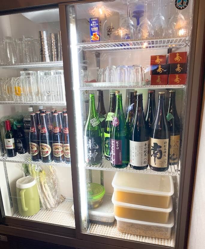 大和市中央林間「支那そばと日本酒たぬき」店内冷蔵庫