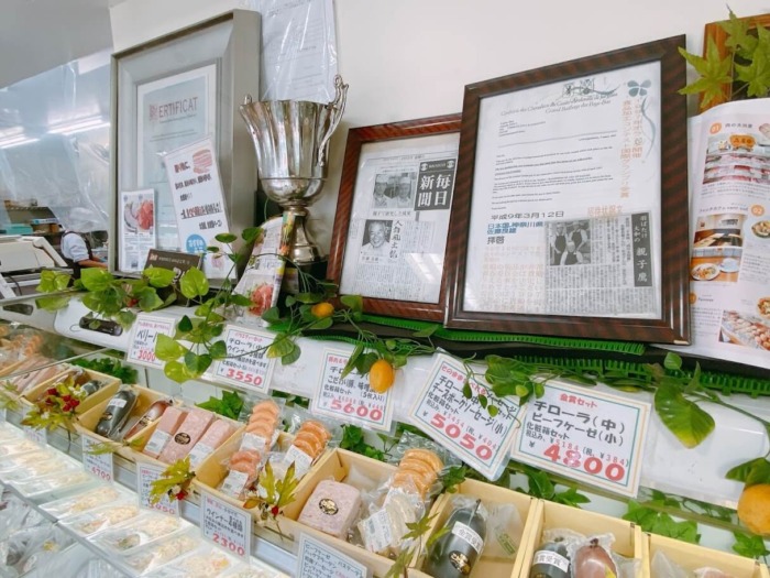 大和市渋谷(旧下和田)「肉の太田屋」店内に飾ってあるトロフィーや賞状など
