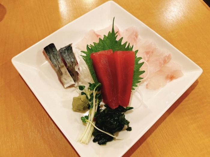 大和市大和南「旬肴旬菜しろま」刺身三点盛りのあずきはた、しめ鯖、まぐろ