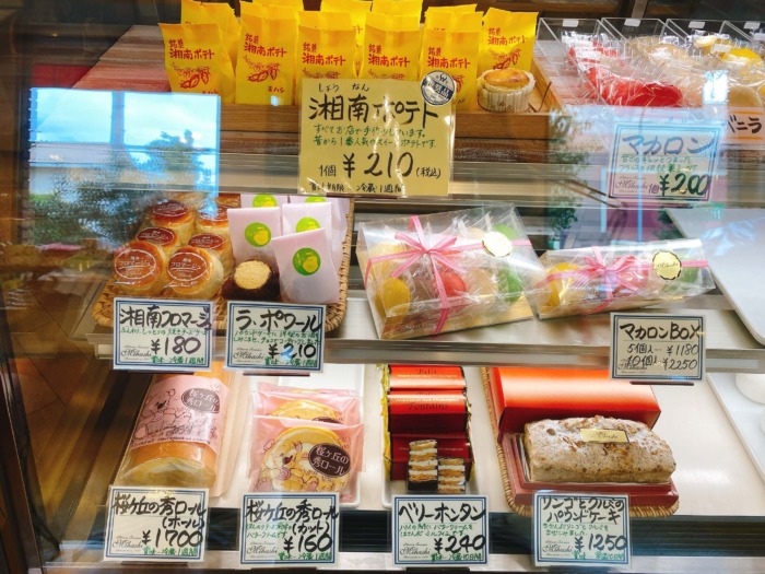 大和市福田「洋菓子の店ミハシ」ケーキコーナー左、湘南ポテト等
