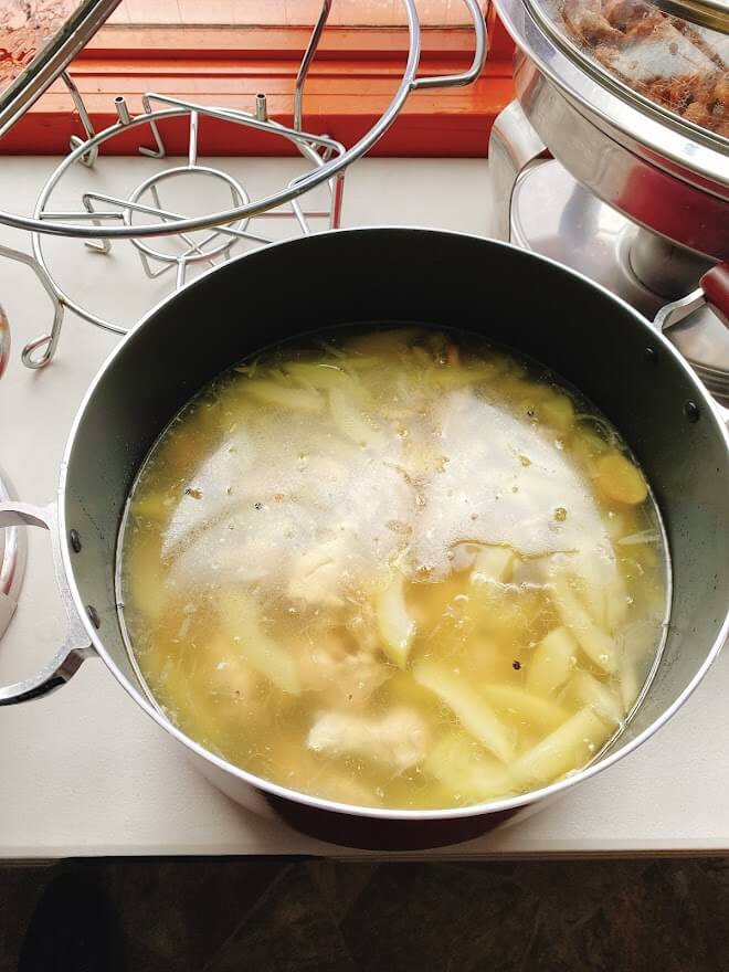 大和市南林間「フィリピン料理マムシートゥロトゥロ」手羽元の入ったスープ２