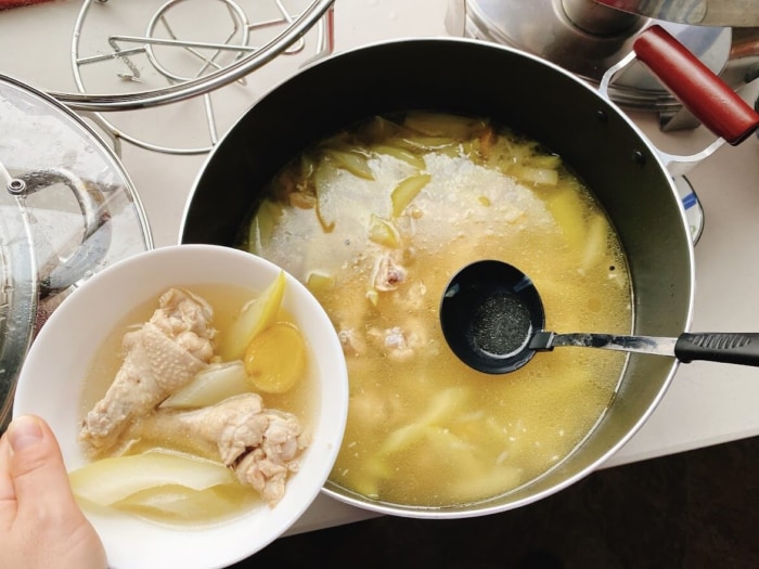 大和市南林間「フィリピン料理マムシートゥロトゥロ」手羽元の入ったスープ