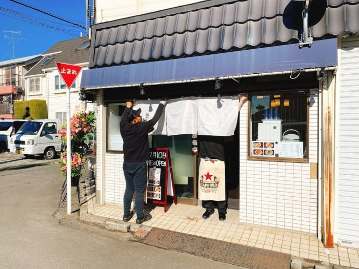 大和市桜ヶ丘駅「麺や植原」営業開始の暖簾かかげている