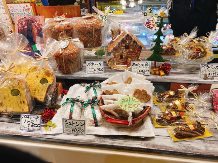 大和市福田「洋菓子の店ミハシ」クリスマス時期の店内1
