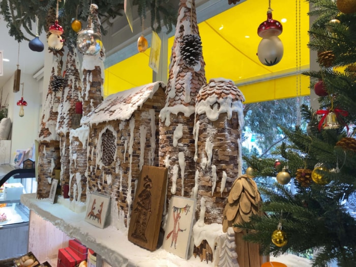大和市中央林間「メゾンジブレー」クリスマスディスプレイのお菓子の家