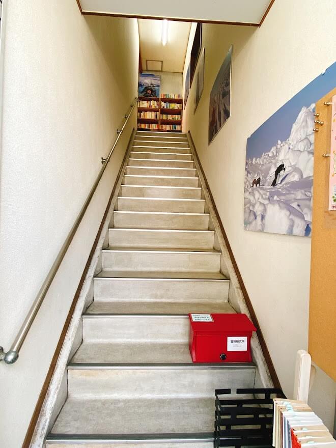 大和市桜ヶ丘駅前「冒険研究所書店」店内への階段