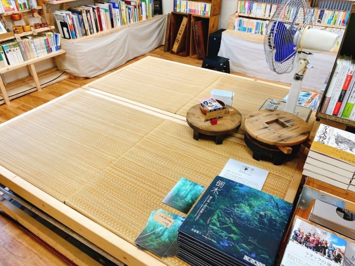 大和市桜ヶ丘駅前「冒険研究所書店」休憩できる小上がりスペース