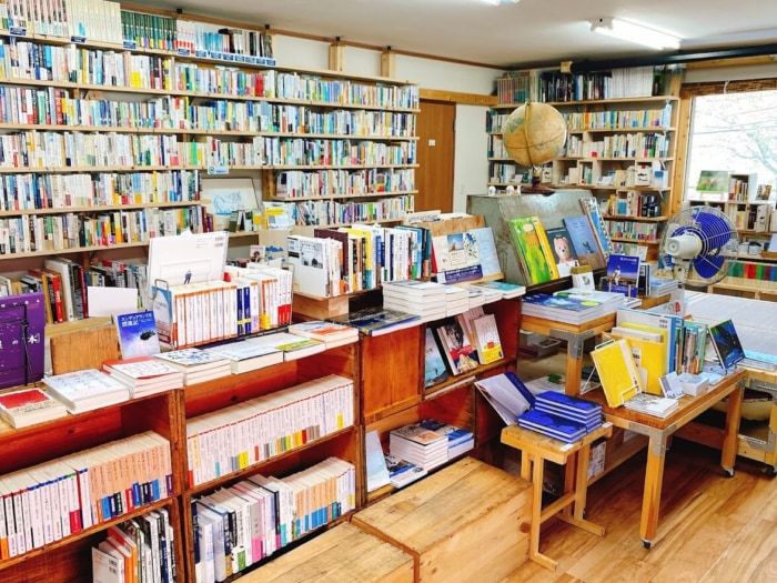大和市桜ヶ丘駅前「冒険研究所書店」レジ側から撮影した店内風景