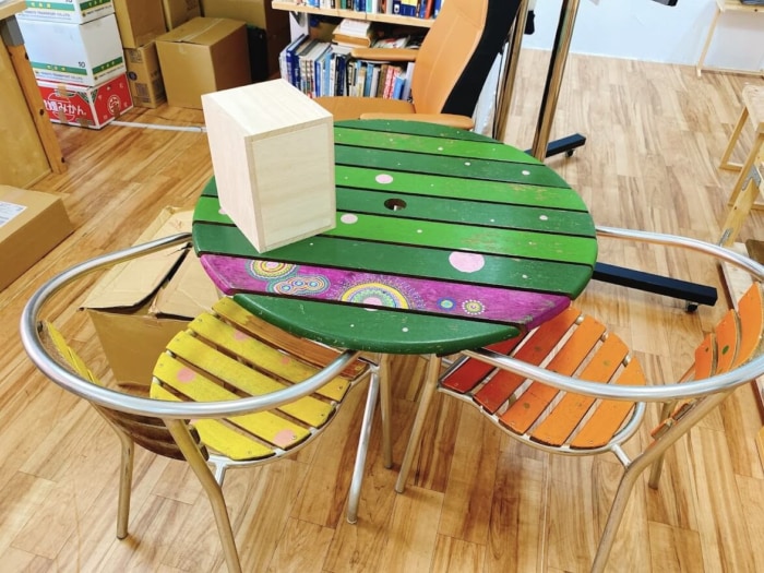 大和市桜ヶ丘駅前「冒険研究所書店」店内のカラフルなテーブルと椅子