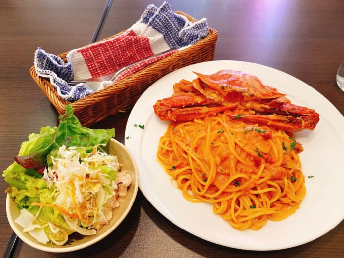 大和市つきみ野「シャンティ食堂」ワタリガニを1匹まるごと使ったトマトクリームパスタとサラダ