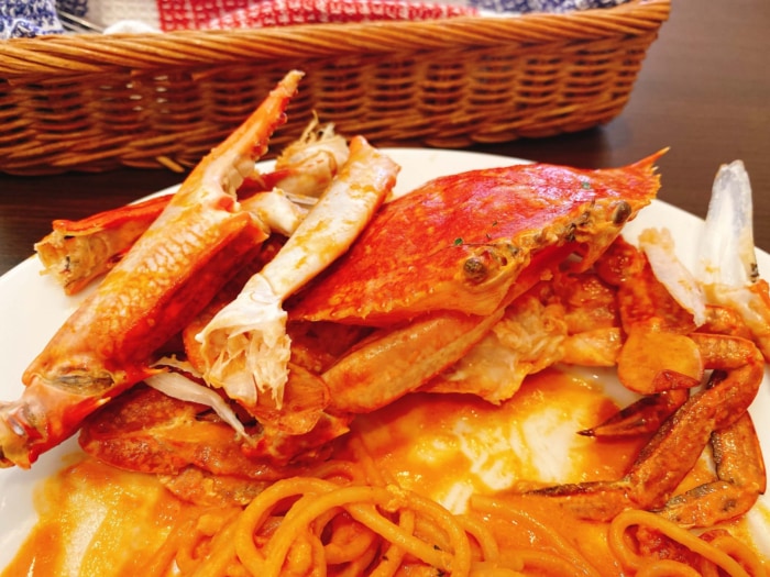 大和市つきみ野「シャンティ食堂」ワタリガニを1匹まるごと使ったトマトクリームパスタ蟹アップ