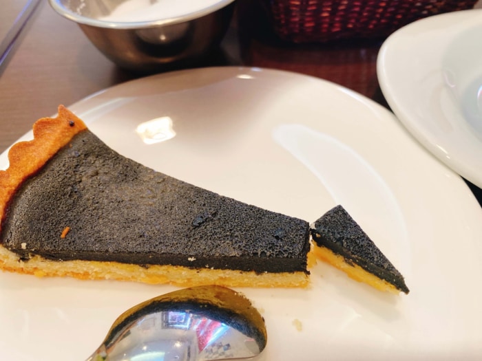 大和市つきみ野「シャンティ食堂」黒胡麻ケーキアップ