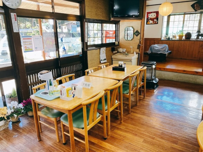 大和市上草柳「草柳園フィッシングセンター」食堂の雰囲気