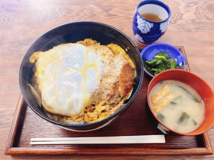 大和市福田 桜ヶ丘駅前「兎月庵」カツ丼と味噌汁、漬物