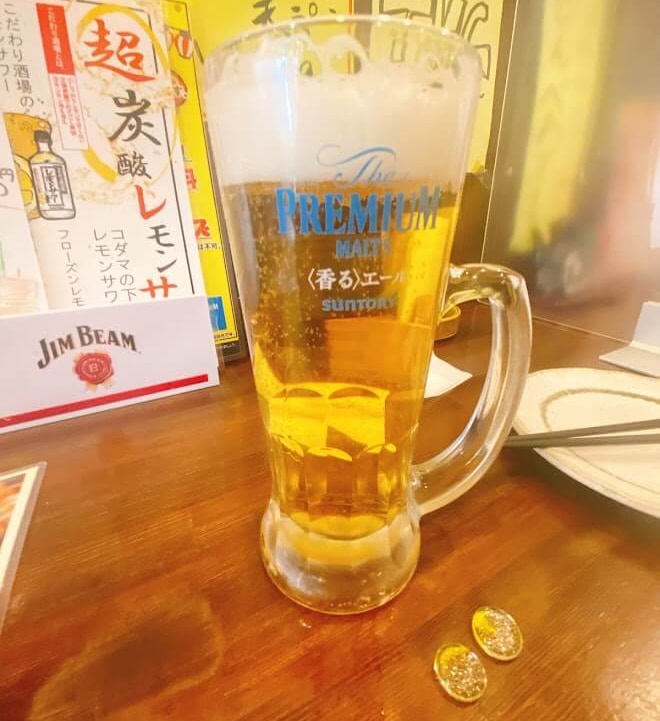 大和市中央林間「焼き鳥 寅丸」せんべろセットの生ビールとおはじき