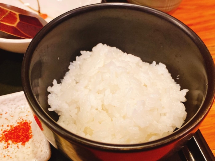 大和市中央「そば割烹ふる里」肉ときのこの白だしうどんのごはん
