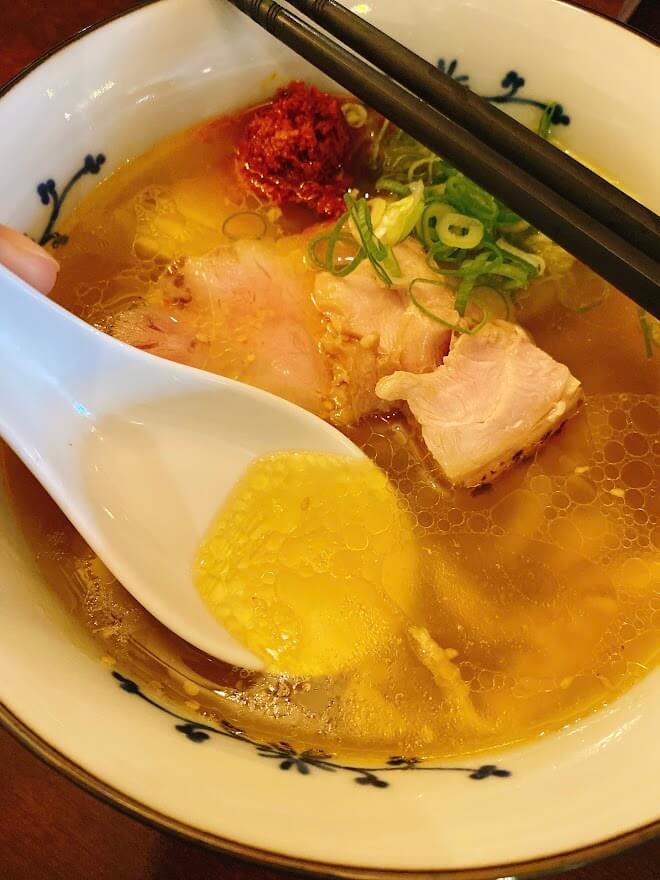 大和市中央林間「手打ち麺秀登」辛塩らぁ麺1辛のスープ