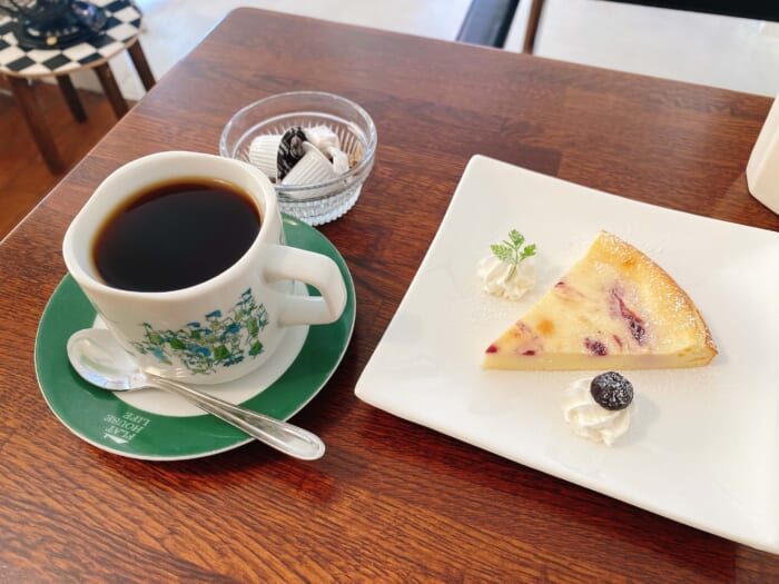 大和市中央林間「フラットハウスカフェ」コーヒーとブルーベリーチーズケーキ