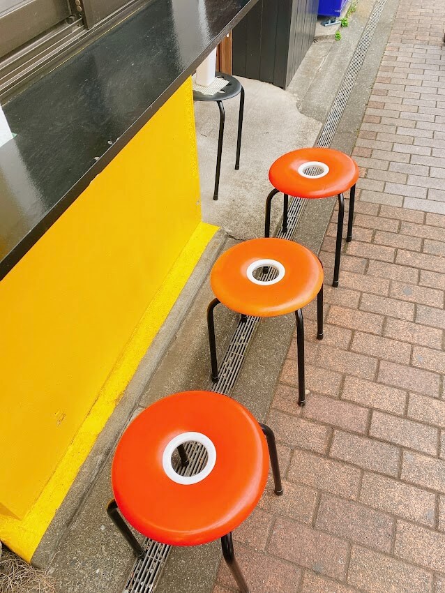 大和市中央林間「麵やラチエン通り」店舗外観の椅子