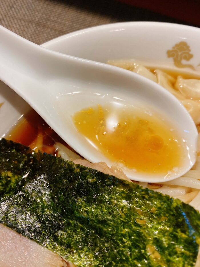 大和市渋谷「麺匠八雲」特製醤油スープ