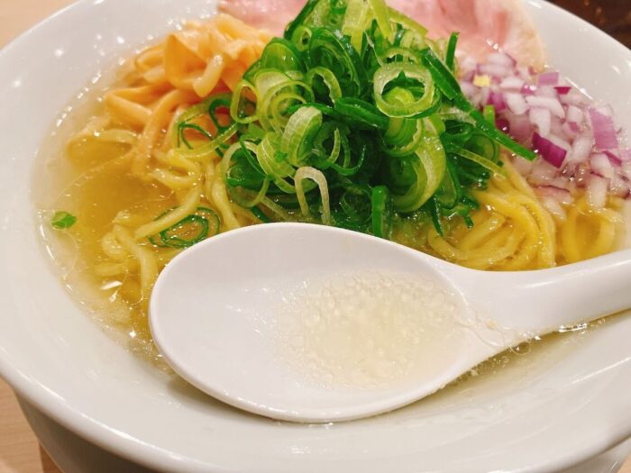 神奈川県大和市南林間「京都ラーメン森井」鶏だし塩ラーメンのスープアップ