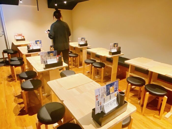 神奈川大和市「もつ焼しげ吉」店舗奥側の４人テーブル席の並び２