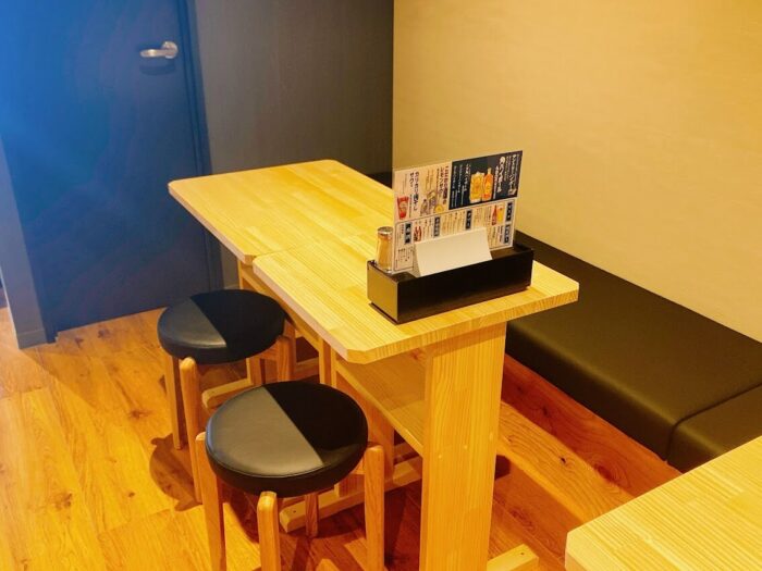 神奈川大和市「もつ焼しげ吉」店内の４人テーブル席